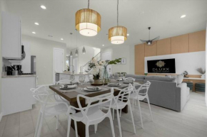 DLuxx Top Vacay 4 Miles from Disney 5 suites 7599